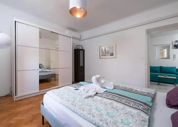 Old Place * Пула