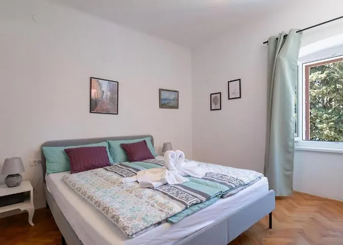 Old Place * Пула